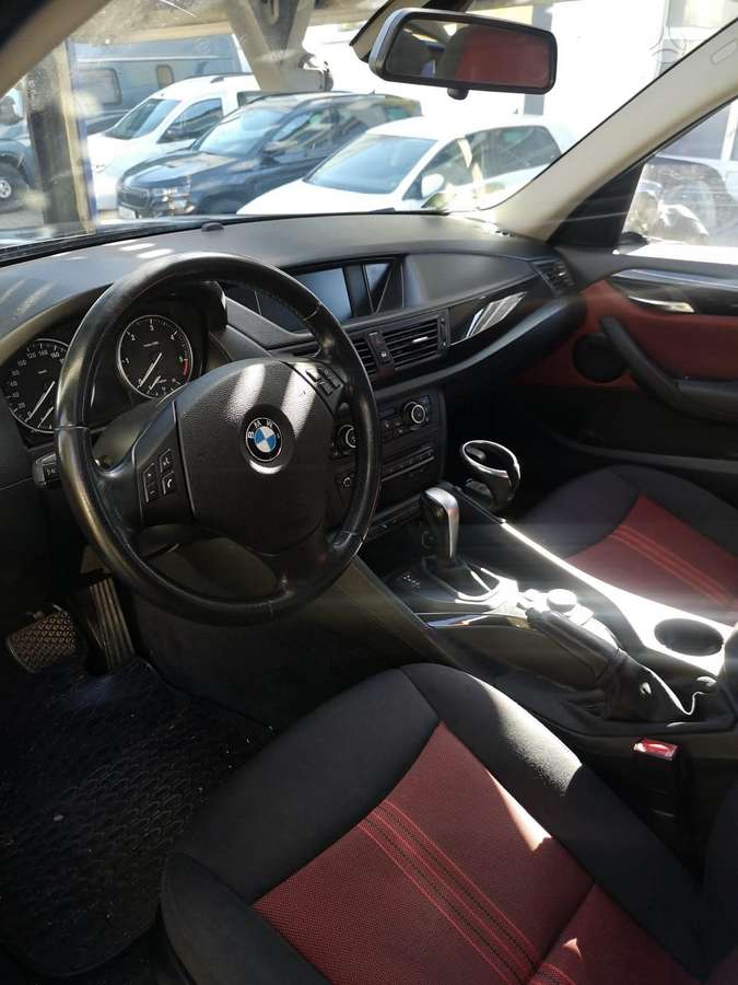 BMW X1 2010 — салон