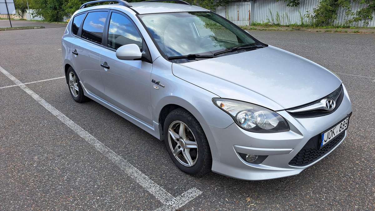 Hyundai i30 2010 — engine 1582 cm³, 90 HP (66kW)