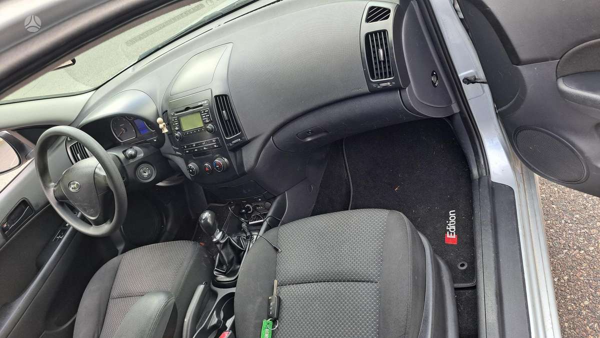 Hyundai i30 2010 — photo 8