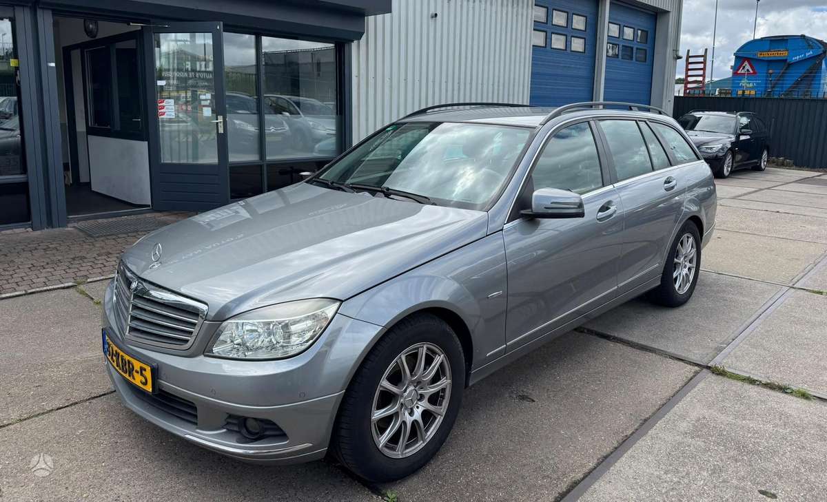 Mercedes-Benz C180 2009 — салон