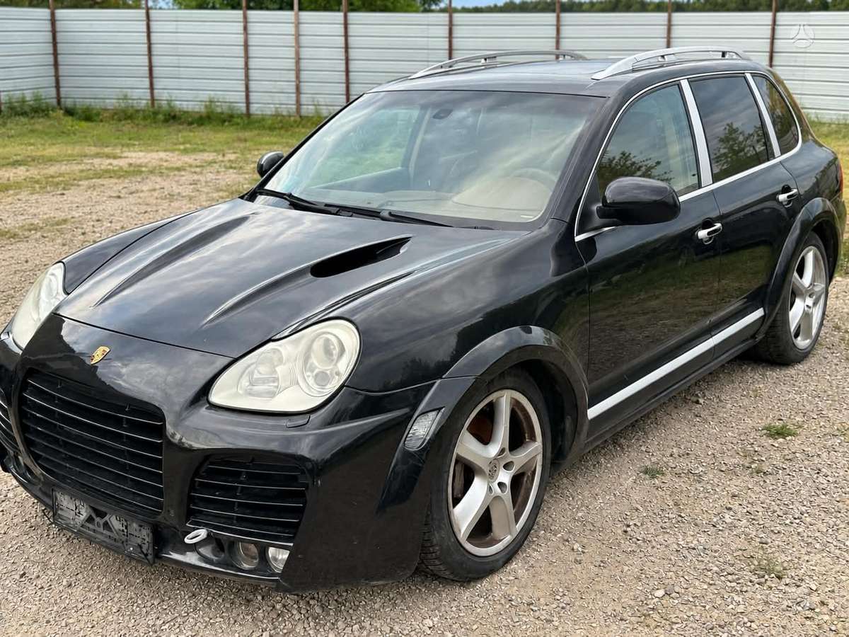 Porsche Cayenne 2004 — rear view