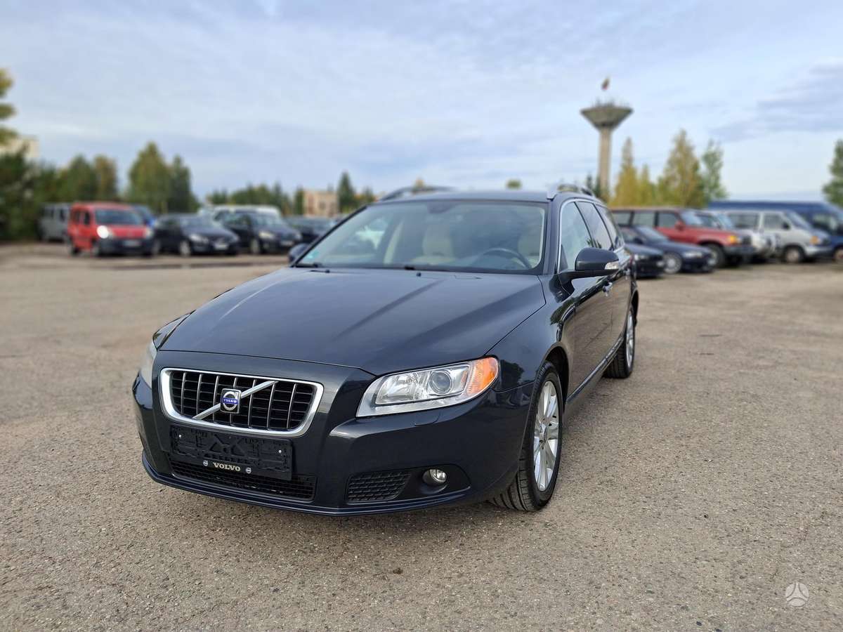 Volvo V70 2008 — вигляд ззаду
