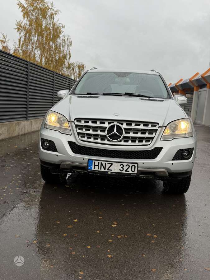 Mercedes-Benz ML320 2009 — rear view