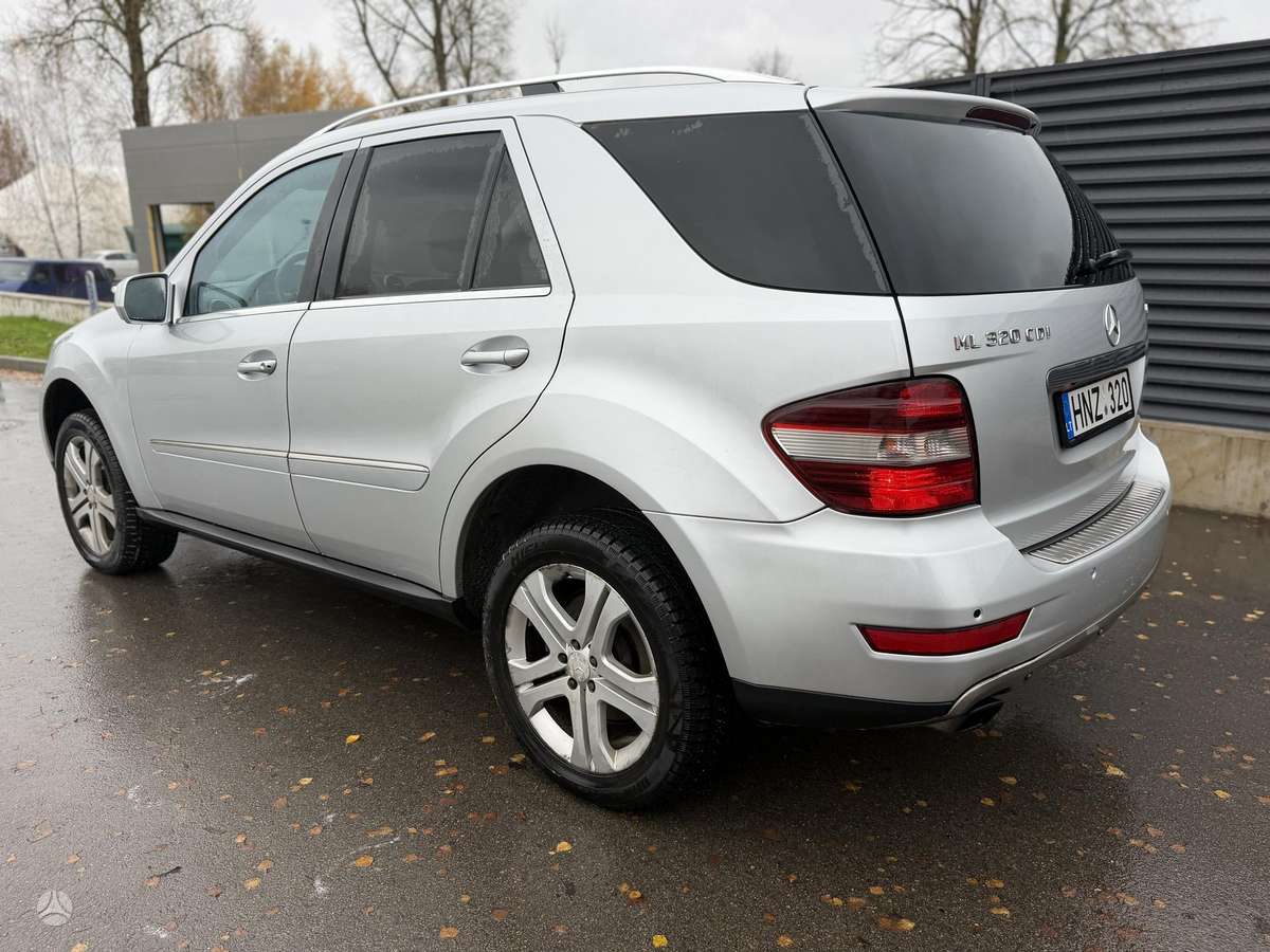 Mercedes-Benz ML320 2009 — interior