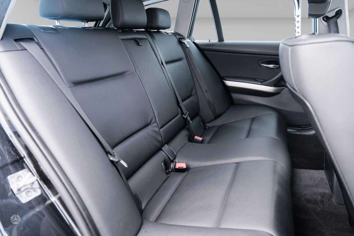 BMW 320 2010 — photo 11