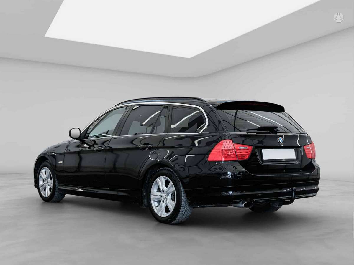BMW 320 2010 — rear view
