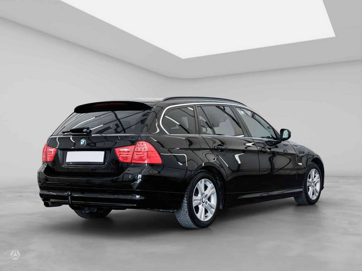 BMW 320 2010 — interior