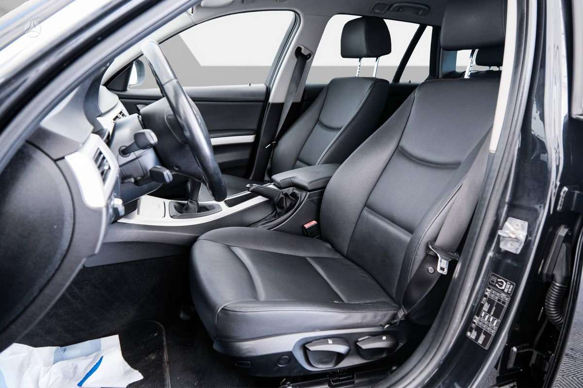 BMW 320 2010 — photo 5