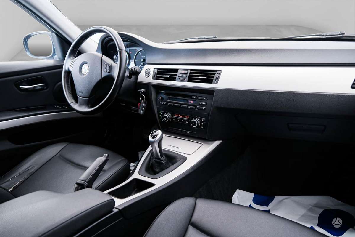 BMW 320 2010 — photo 7