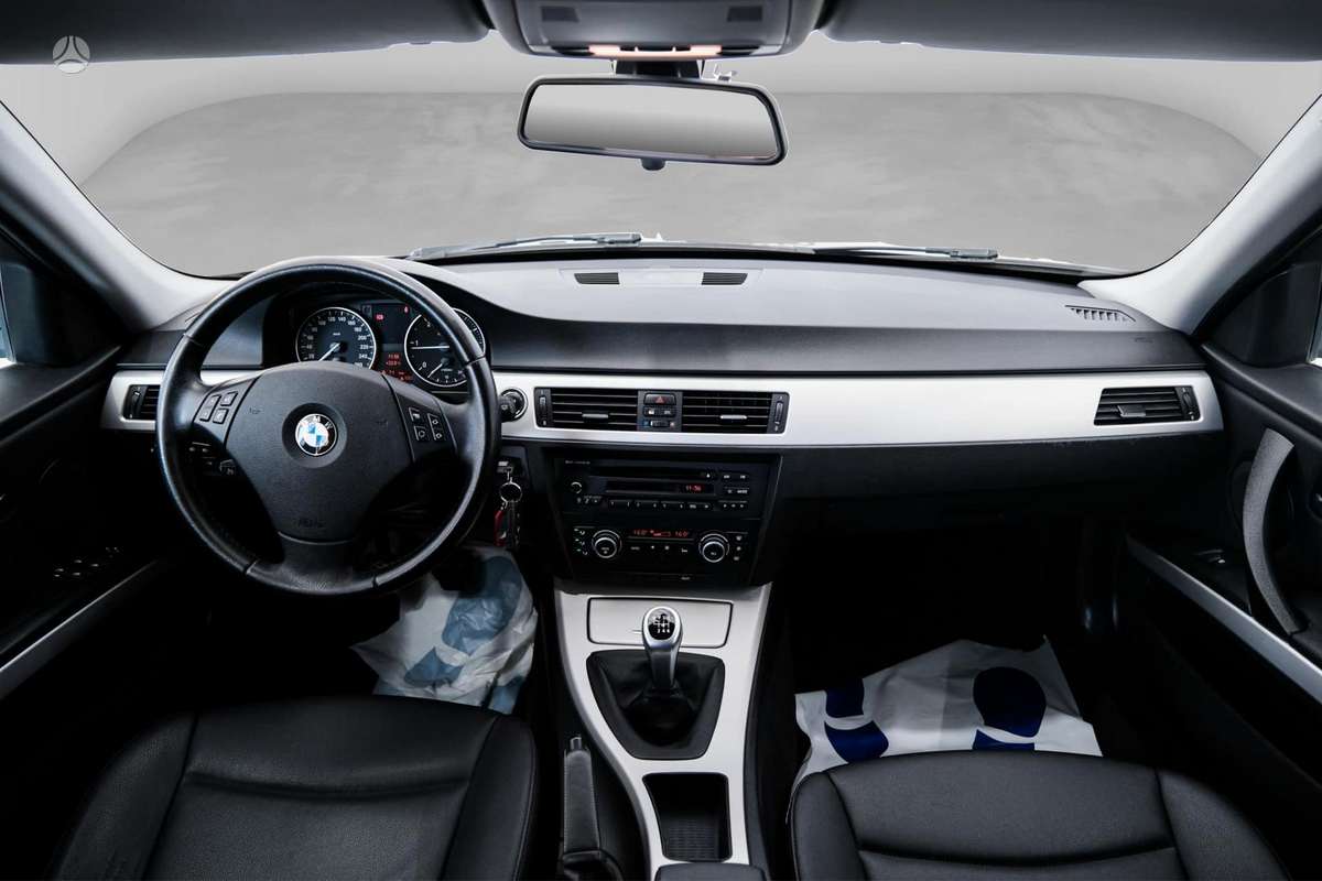 BMW 320 2010 — photo 9
