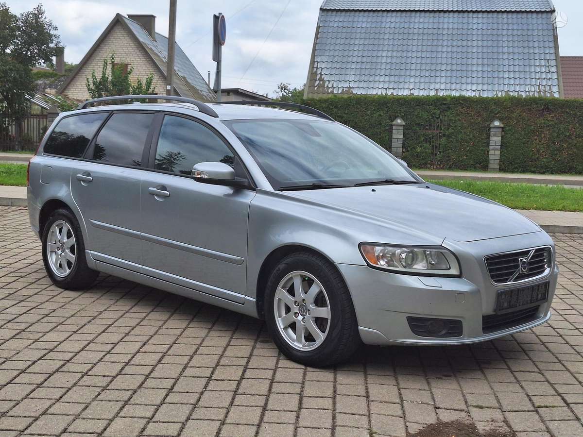 Volvo V50 2008 — rear view