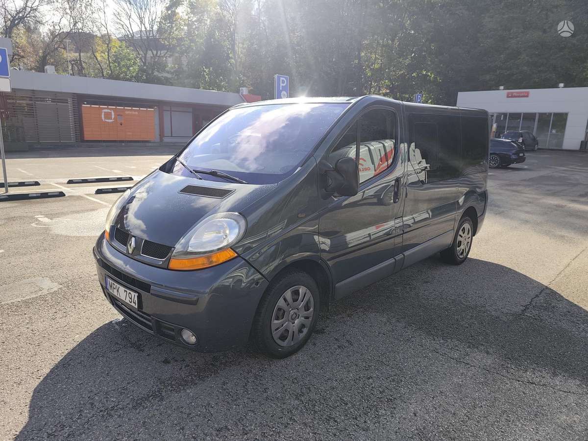 Renault Trafic 2004 — вигляд ззаду