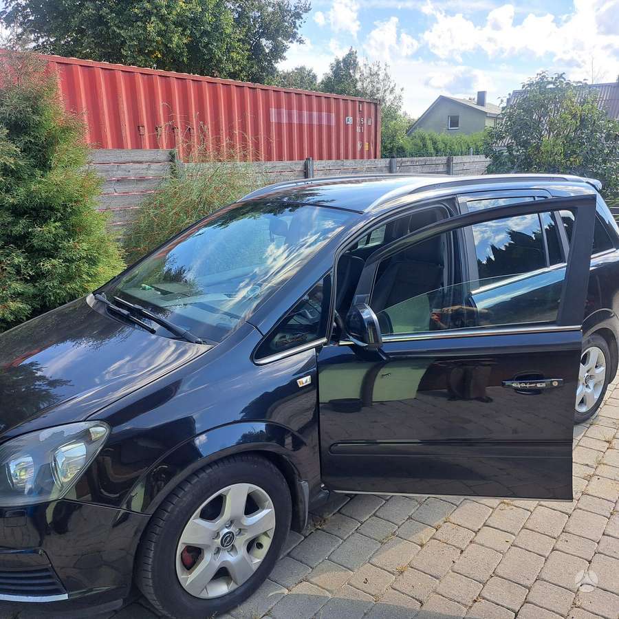Opel Zafira 2006 — вигляд ззаду