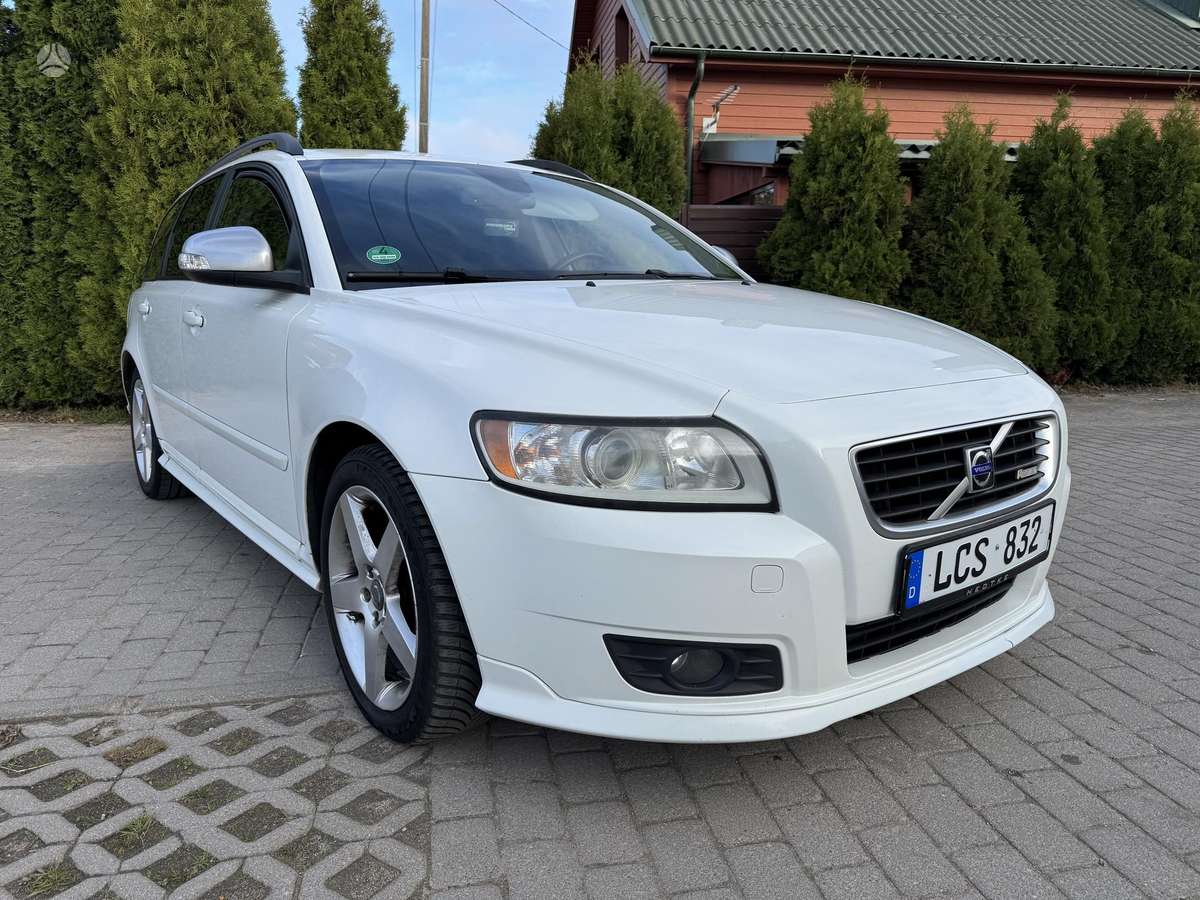 Volvo V50 2011 — rear view
