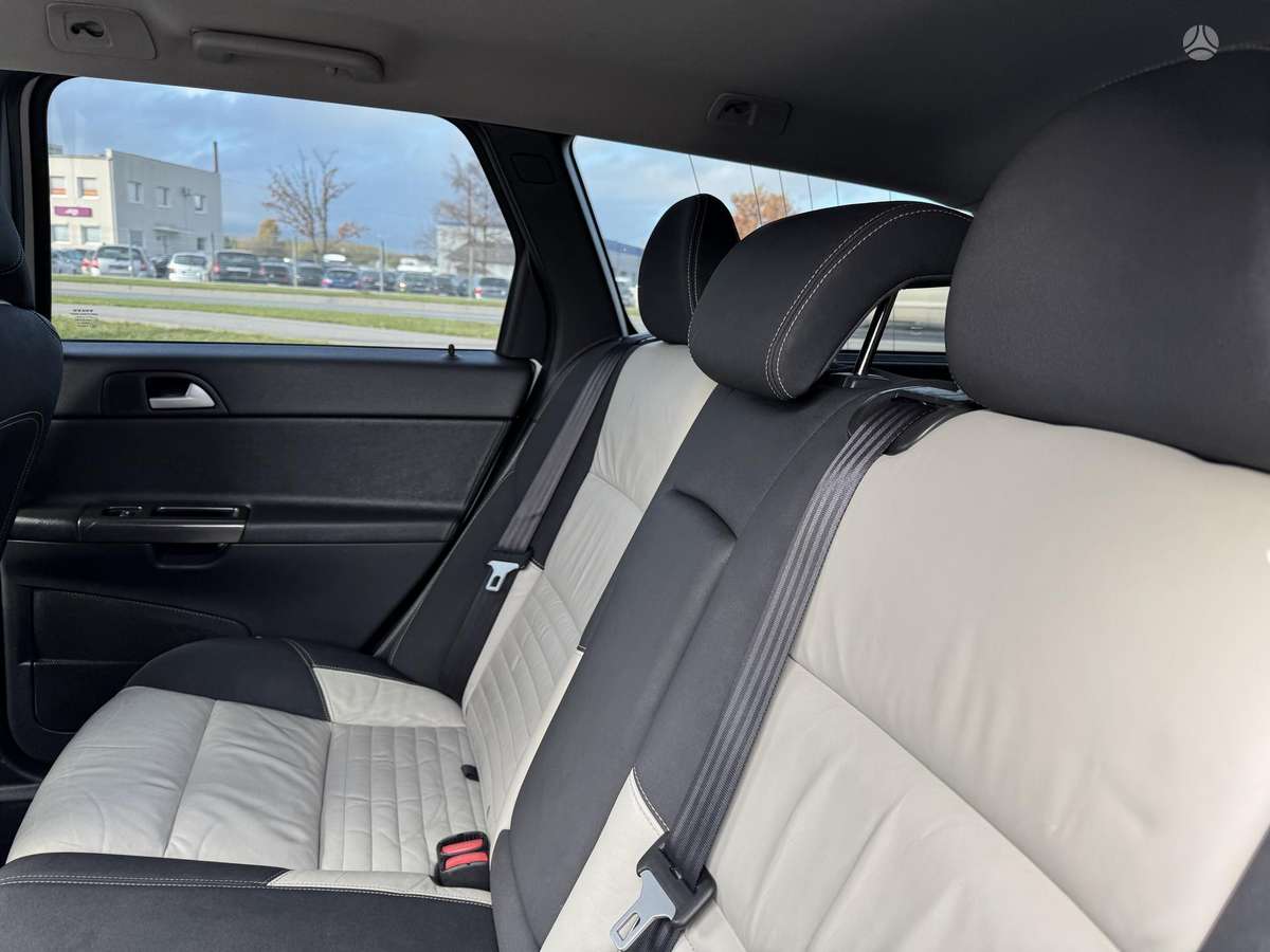 Volvo V50 2011 — photo 25
