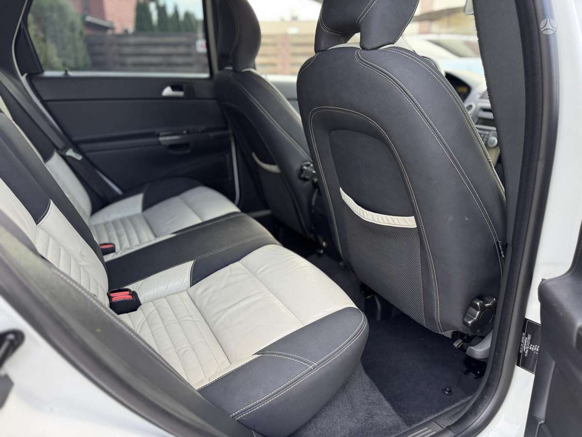 Volvo V50 2011 — photo 28