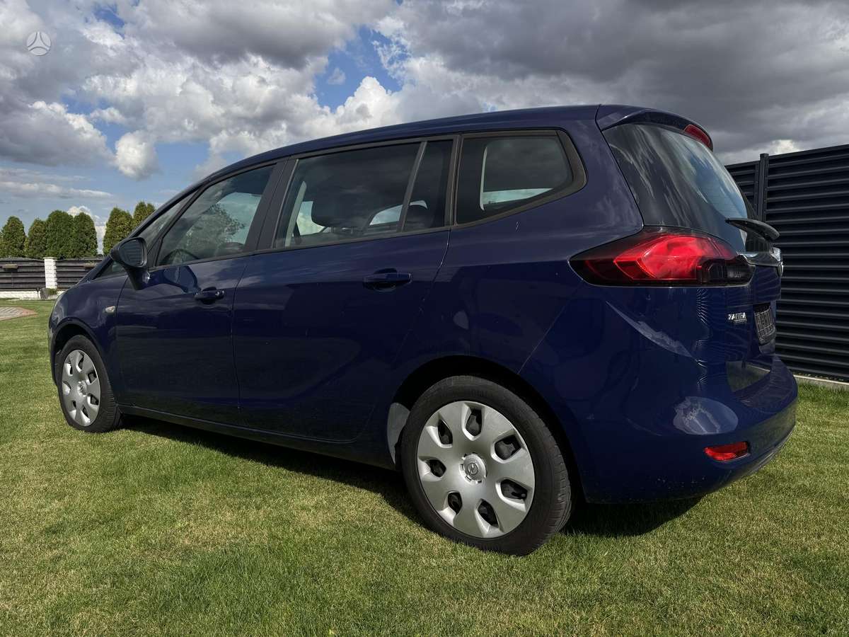 Opel Zafira 2012 — rear view
