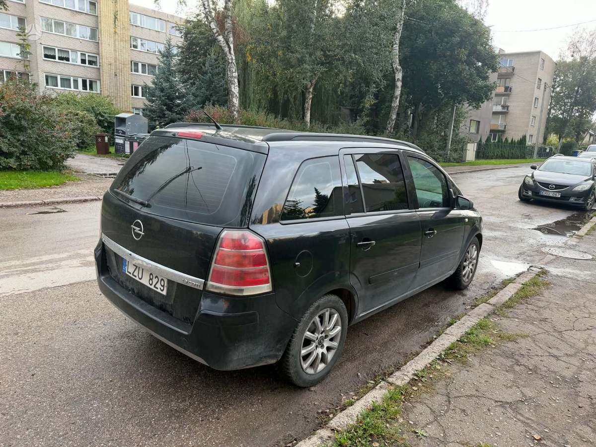 Opel Zafira 2006 — вигляд ззаду