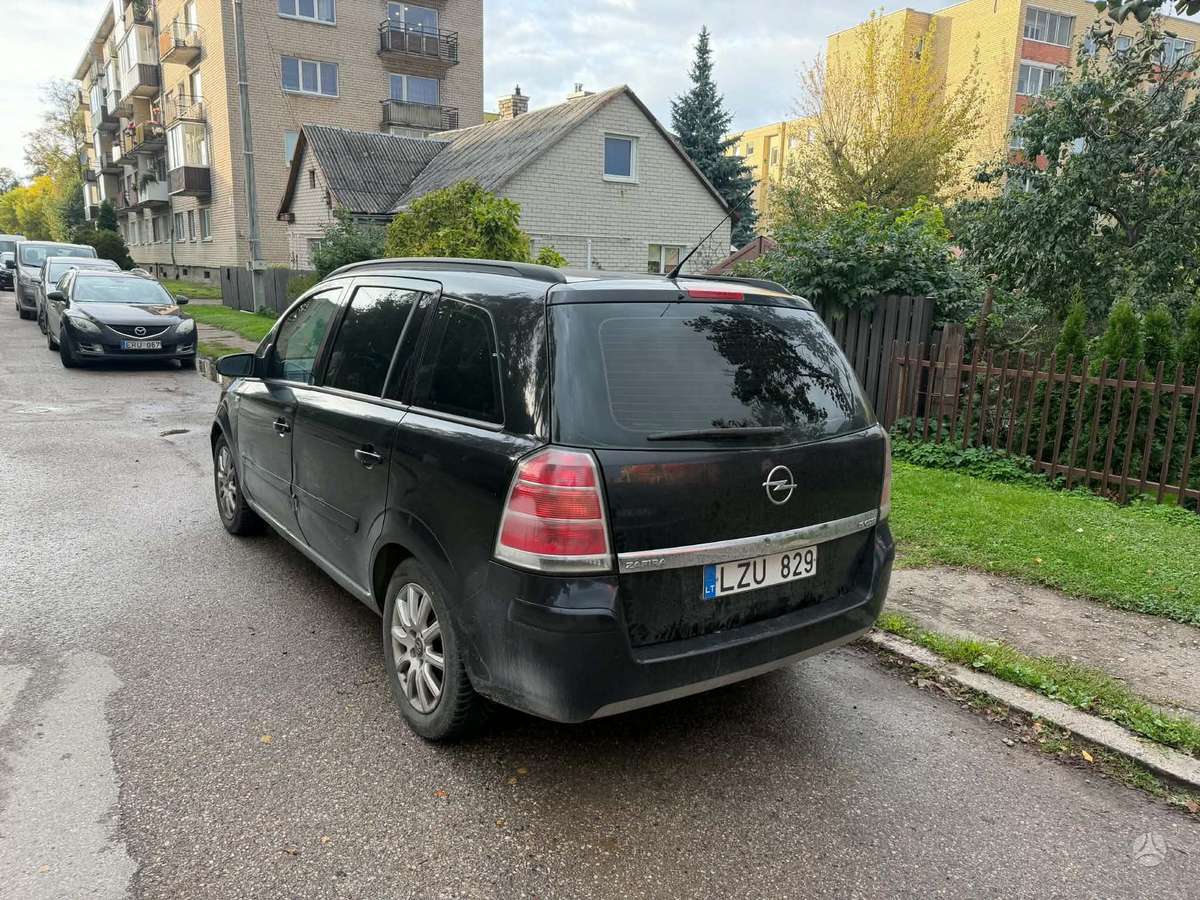 Opel Zafira 2006 — салон