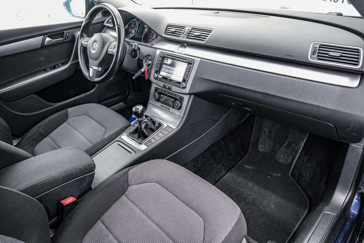 Volkswagen Passat 2011 — photo 12