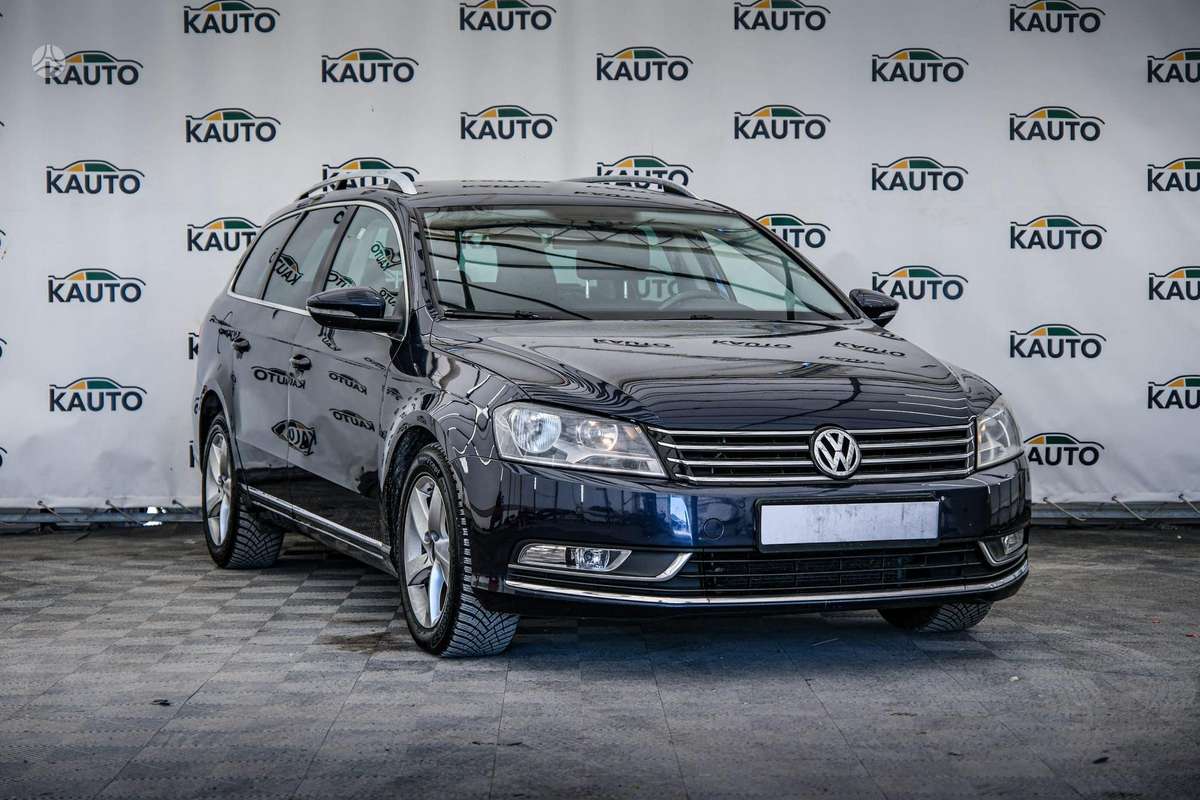 Volkswagen Passat 2011 — rear view