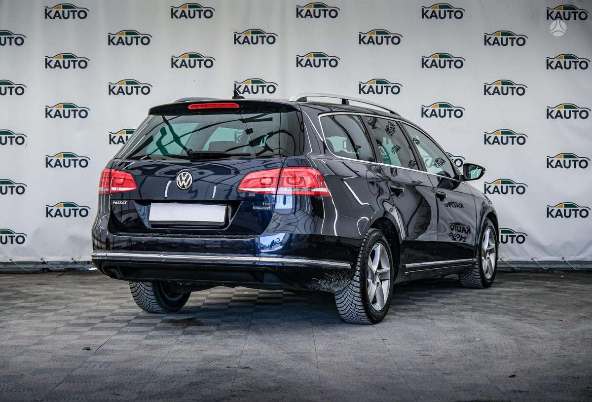 Volkswagen Passat 2011 — interior