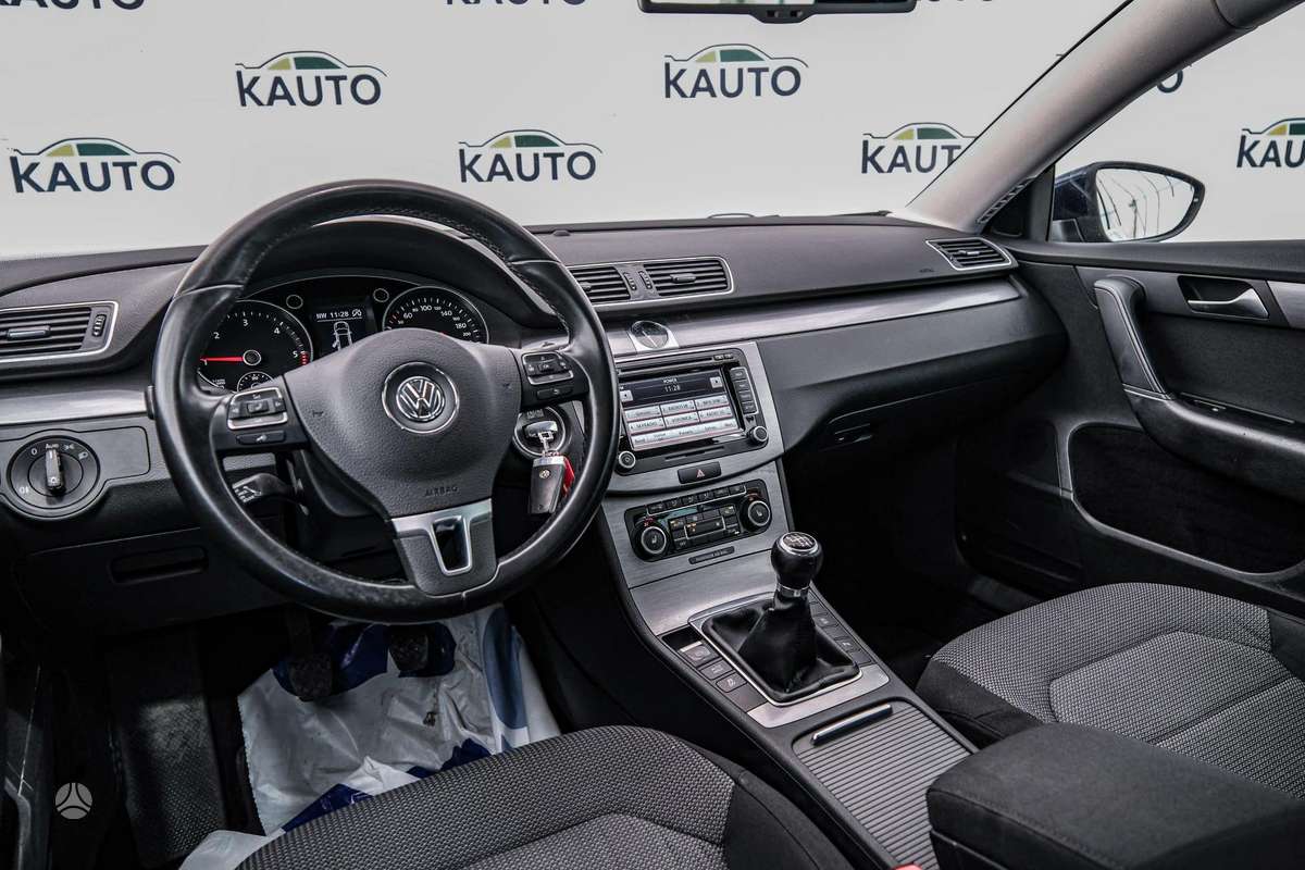Volkswagen Passat 2011 — photo 7