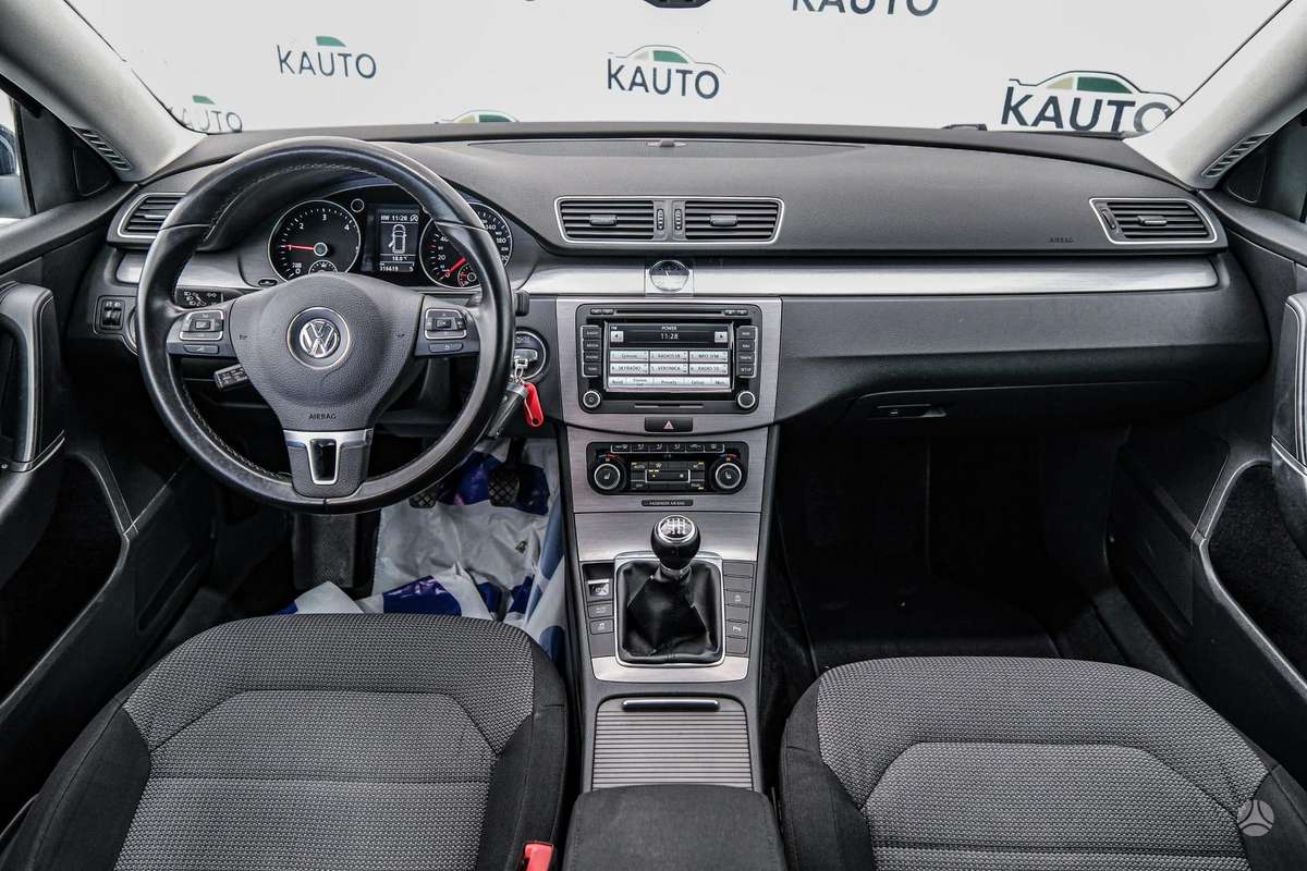 Volkswagen Passat 2011 — photo 8