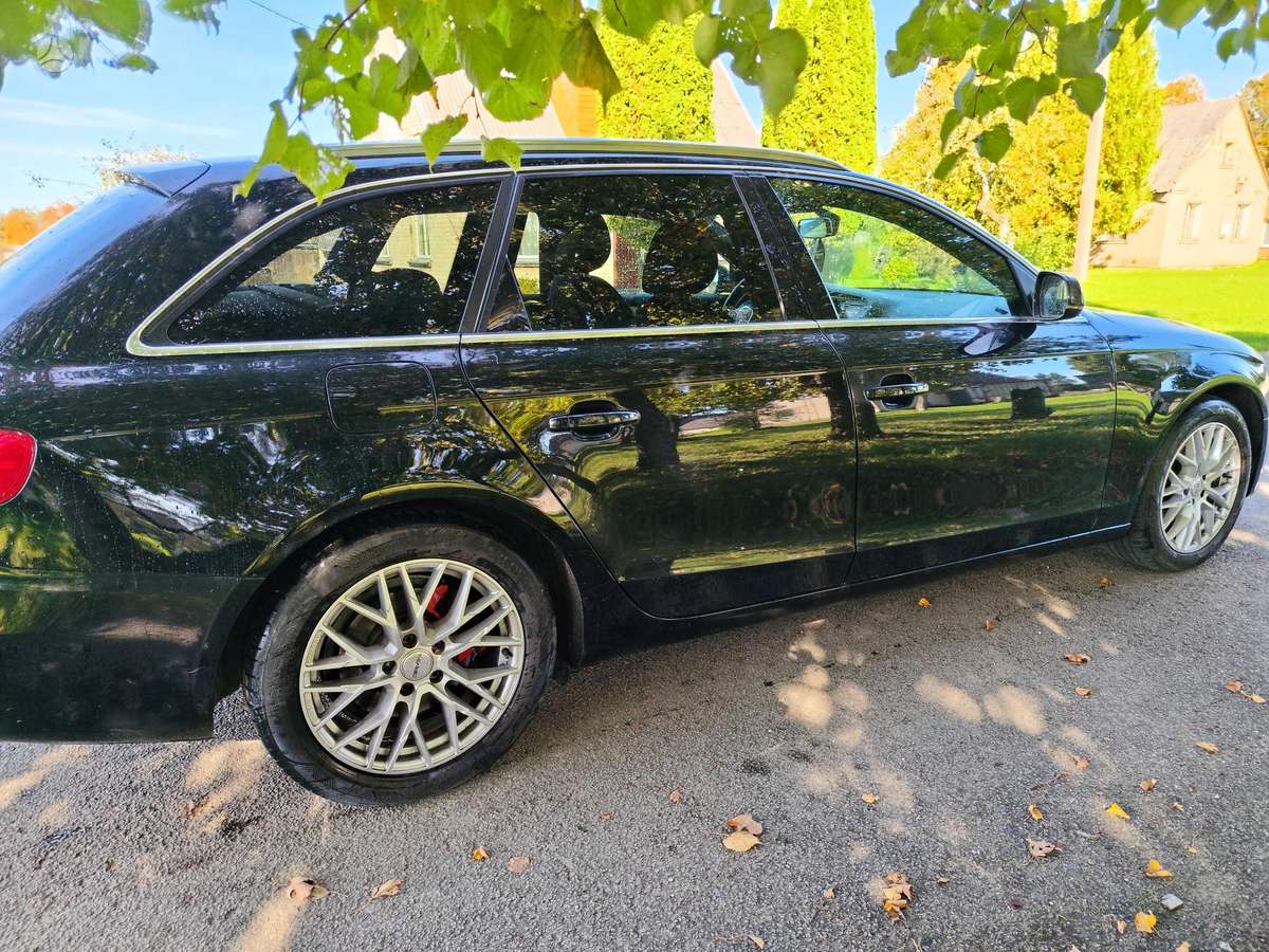 Audi A4 2010 — салон