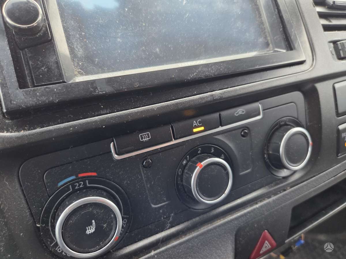 Volkswagen Transporter 2011 — photo 12