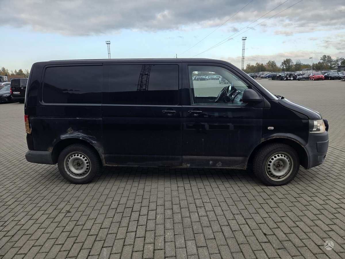 Volkswagen Transporter 2011 — rear view