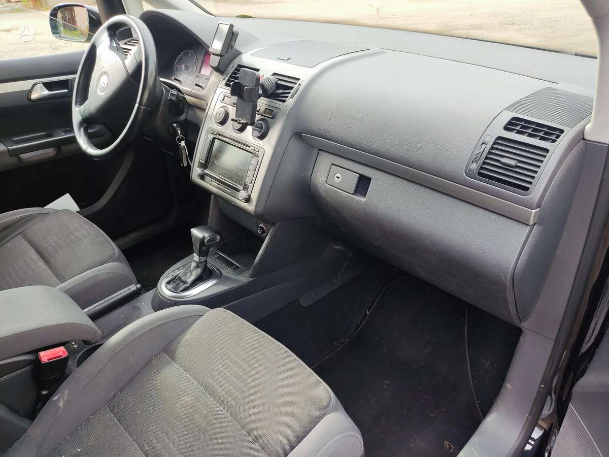 Volkswagen Touran 2009 — photo 14