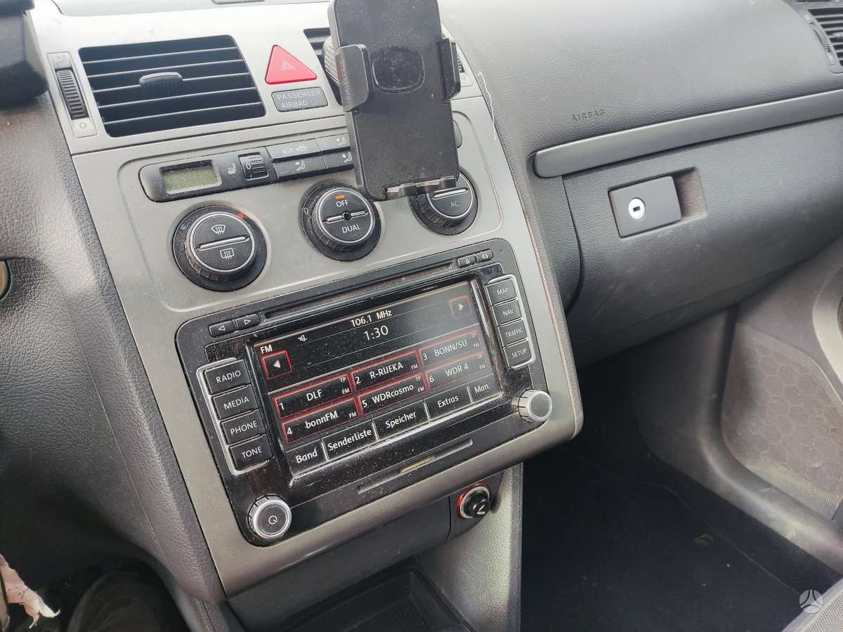 Volkswagen Touran 2009 — photo 18