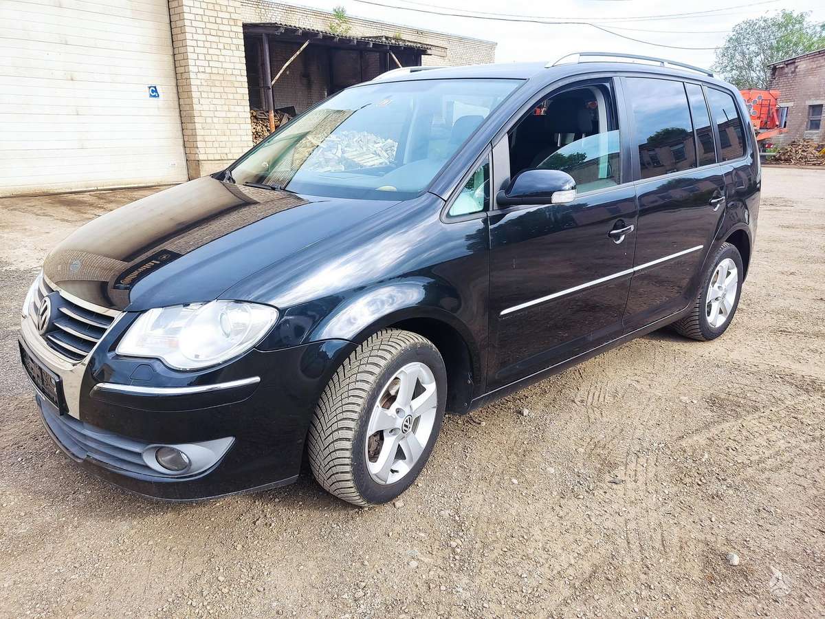 Volkswagen Touran 2009 — rear view