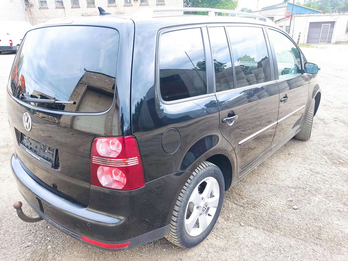 Volkswagen Touran 2009 — photo 24
