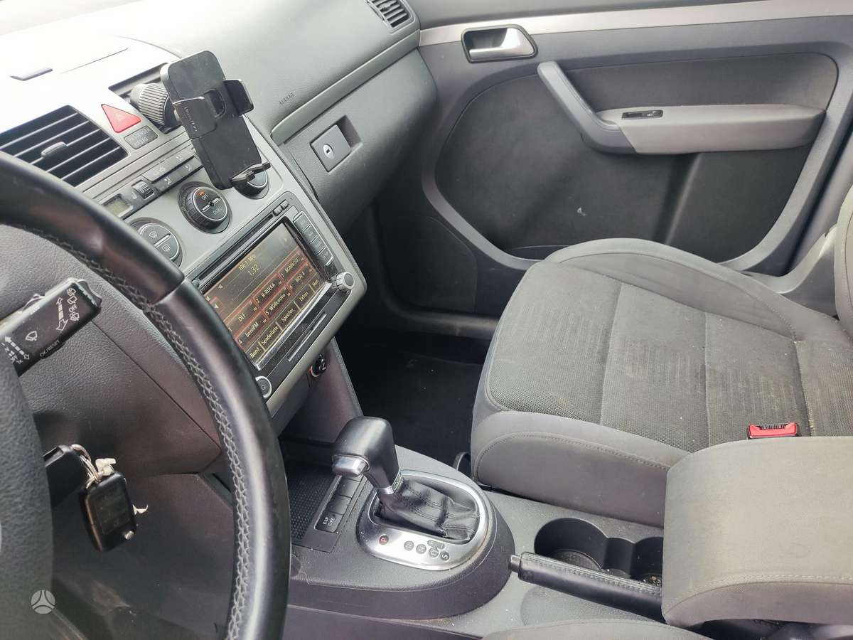 Volkswagen Touran 2009 — photo 25