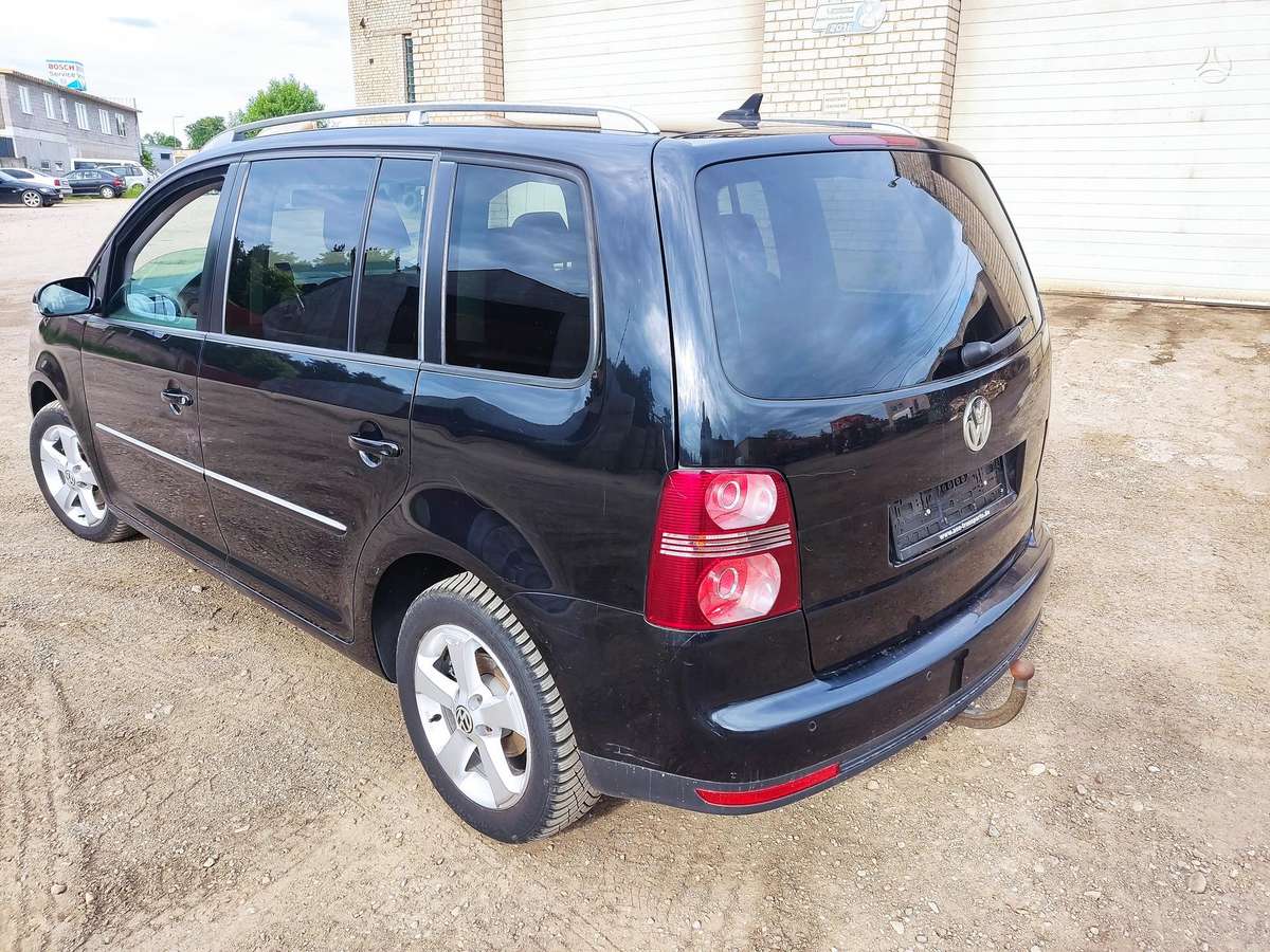 Volkswagen Touran 2009 — interior