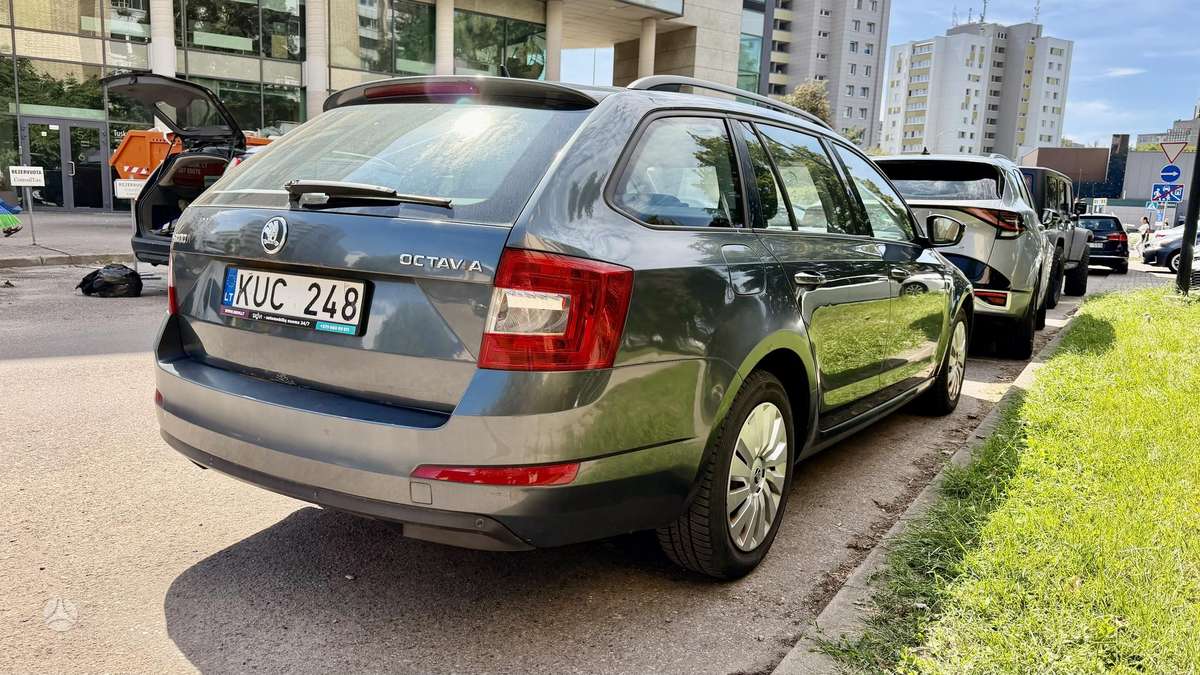 Skoda Octavia 2015 — rear view
