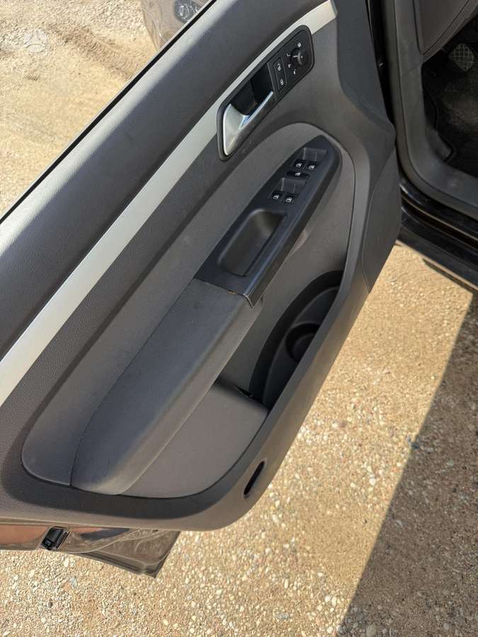 Volkswagen Touran 2012 — photo 14