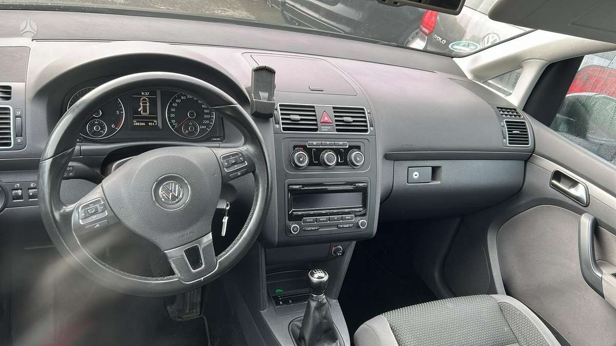 Volkswagen Touran 2012 — photo 18