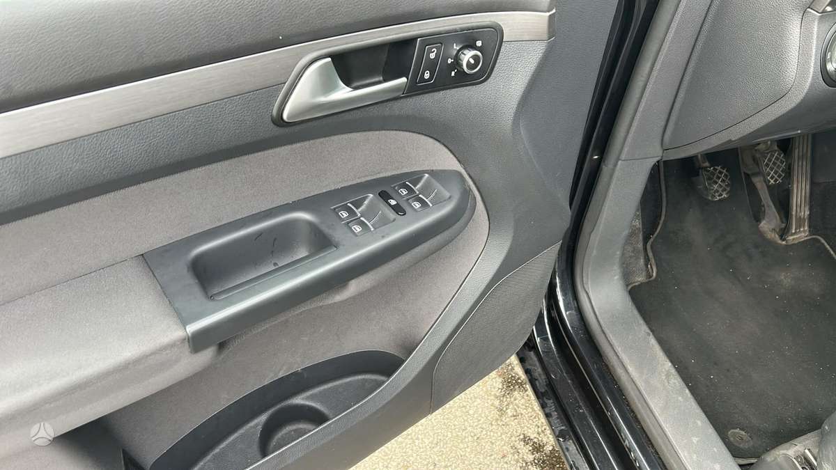 Volkswagen Touran 2012 — photo 24