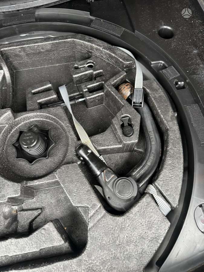 Volkswagen Touran 2012 — photo 28