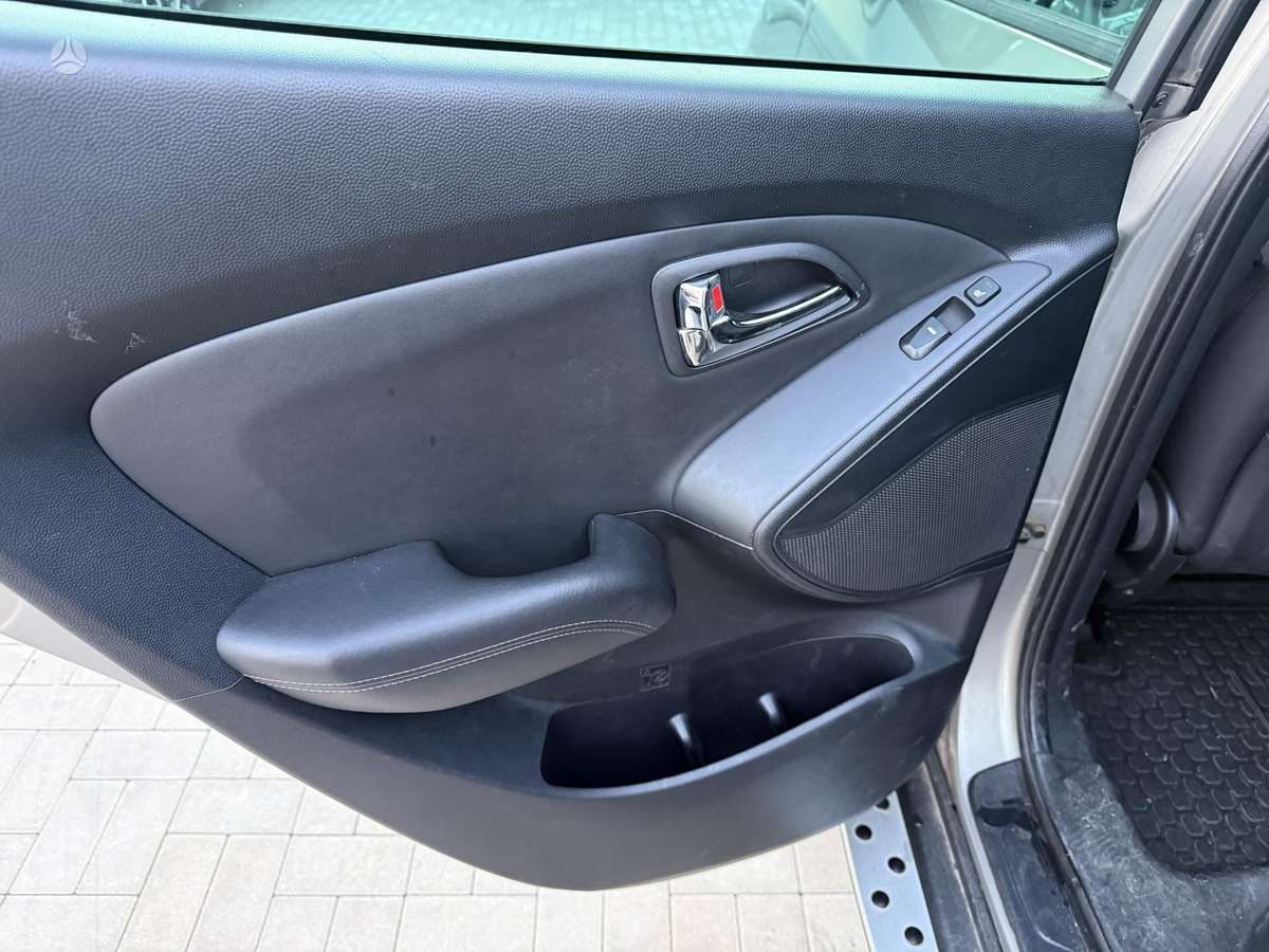 Hyundai ix35 2011 — photo 18