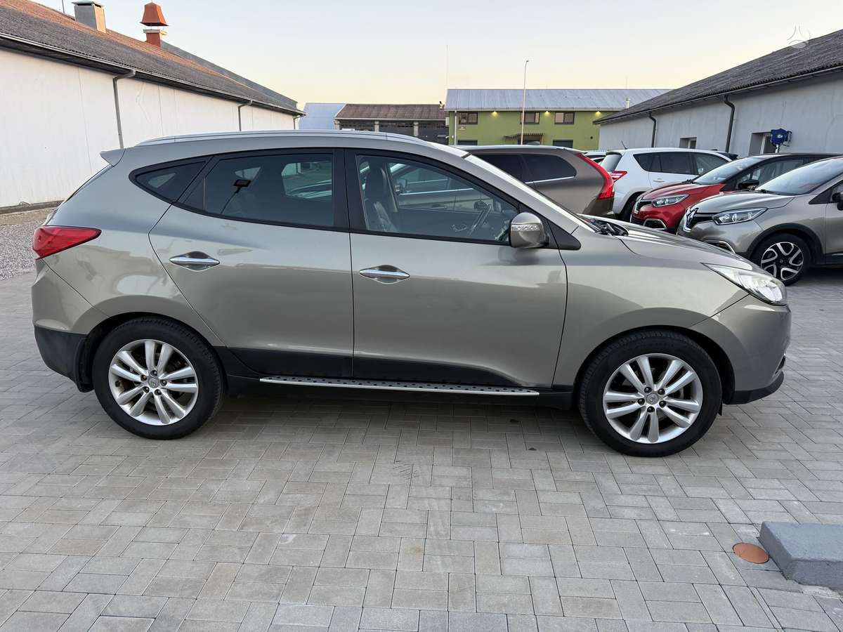 Hyundai ix35 2011 — engine 1995 cm³, 184 HP (135kW)