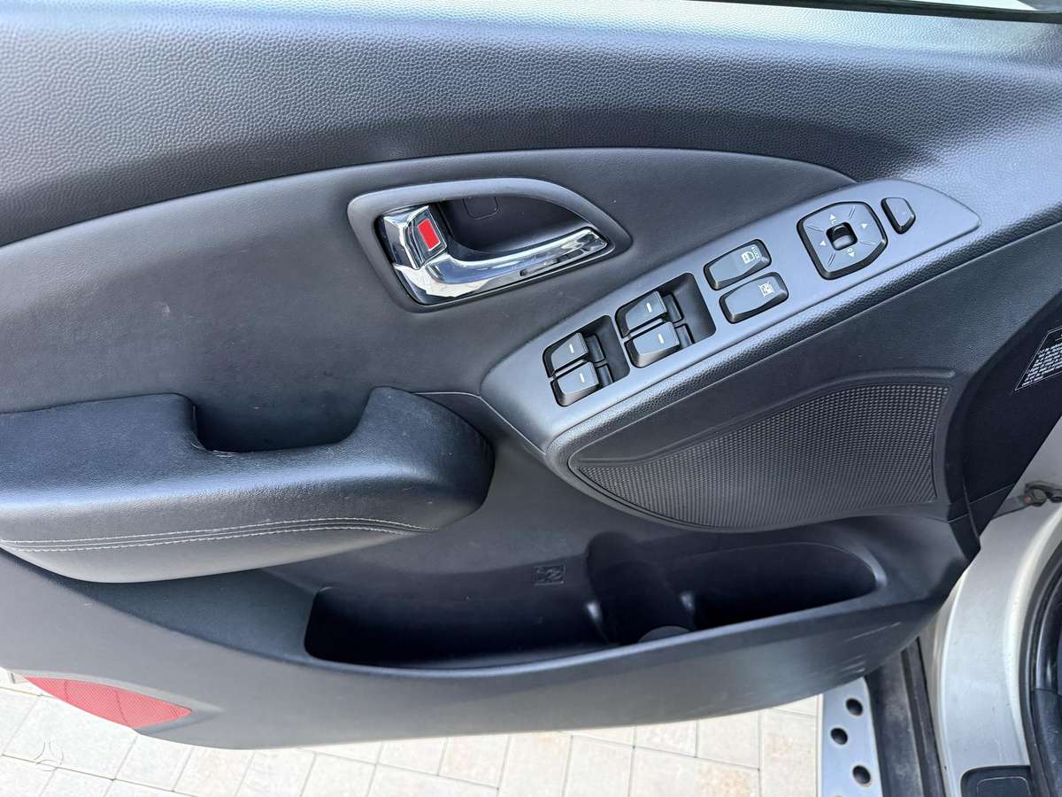 Hyundai ix35 2011 — photo 9
