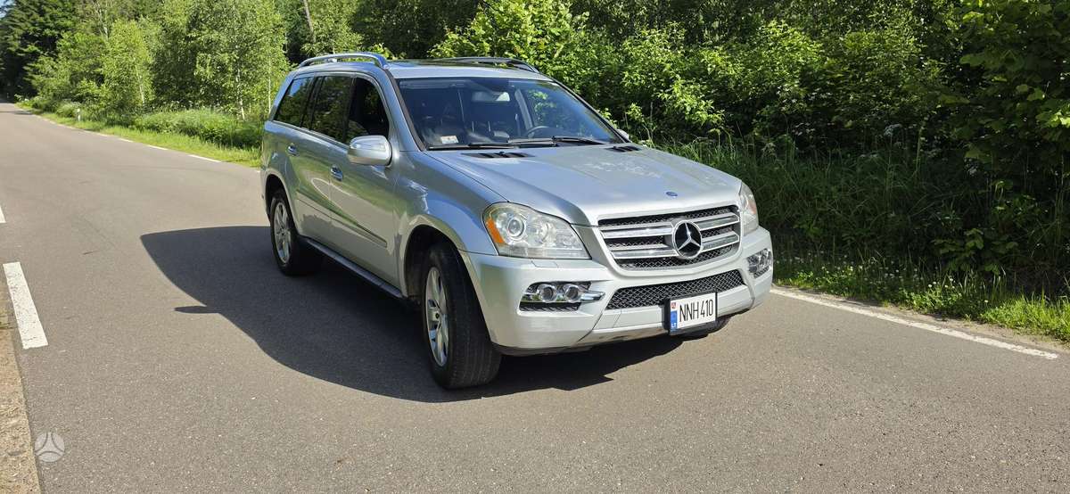 Mercedes-Benz GL450 2010 — rear view