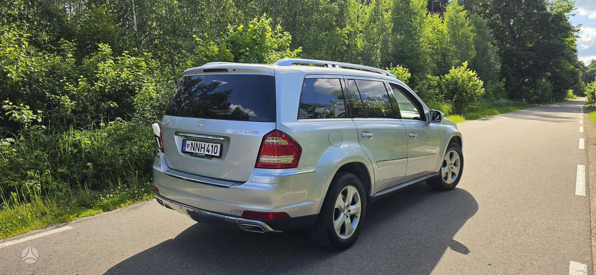 Mercedes-Benz GL450 2010 — interior