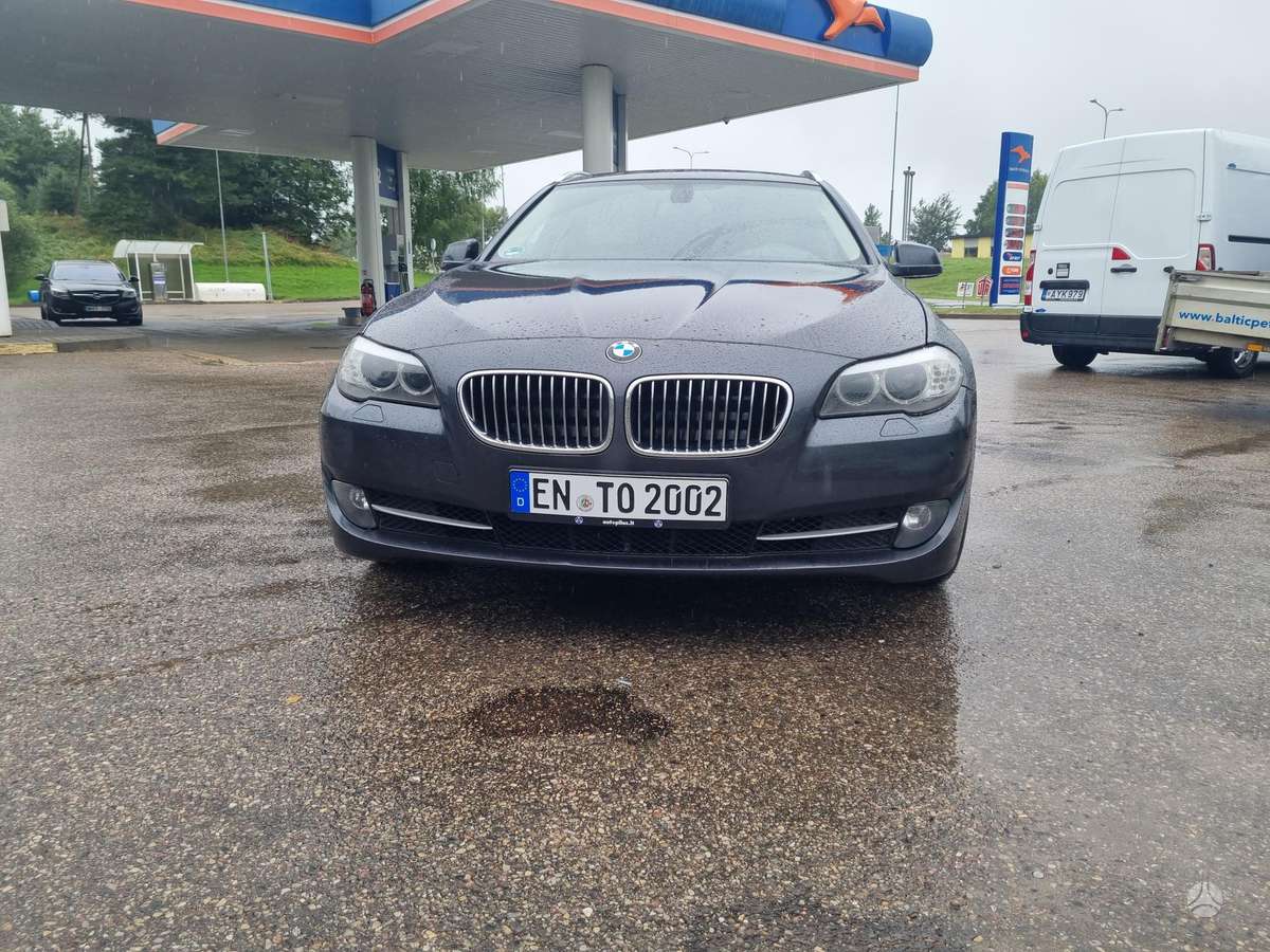 BMW 520 2011 — rear view