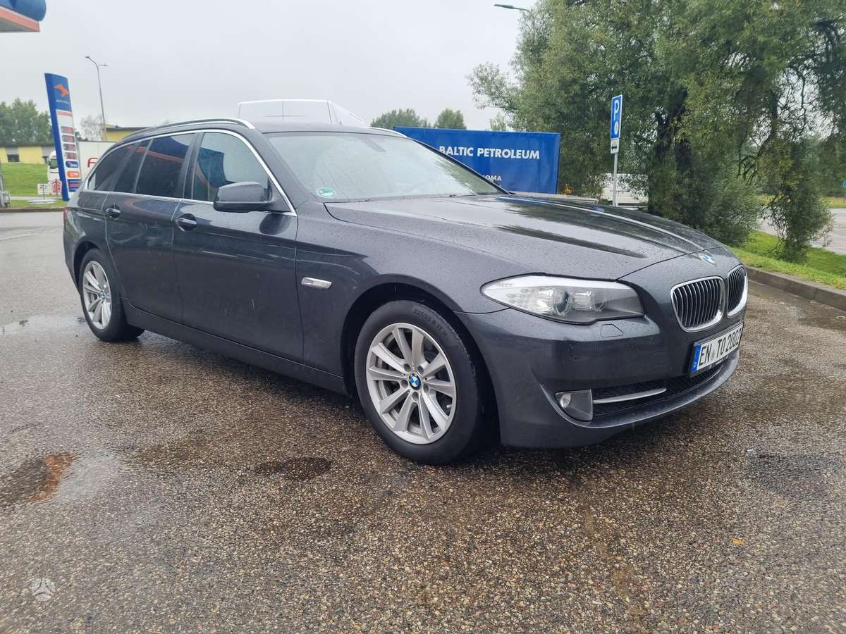 BMW 520 2011 — interior