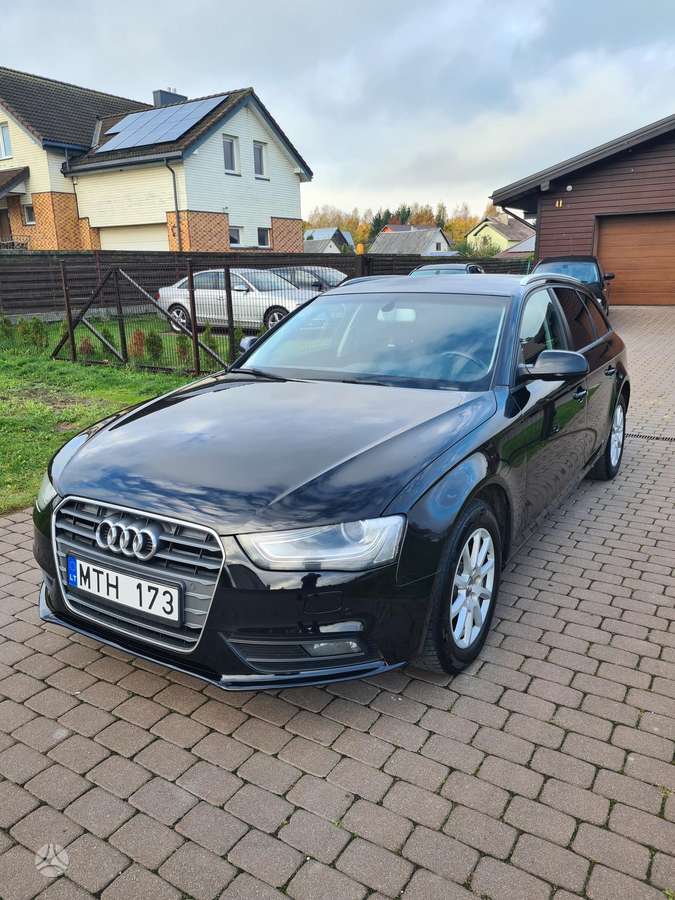 Audi A4 2013 — вигляд ззаду